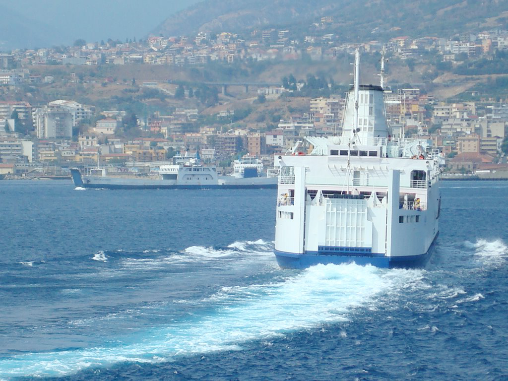 traghetto in navigazione